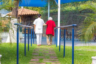Entenda porque confiar em cuidadores de idosos está cada vez mais difí­cil